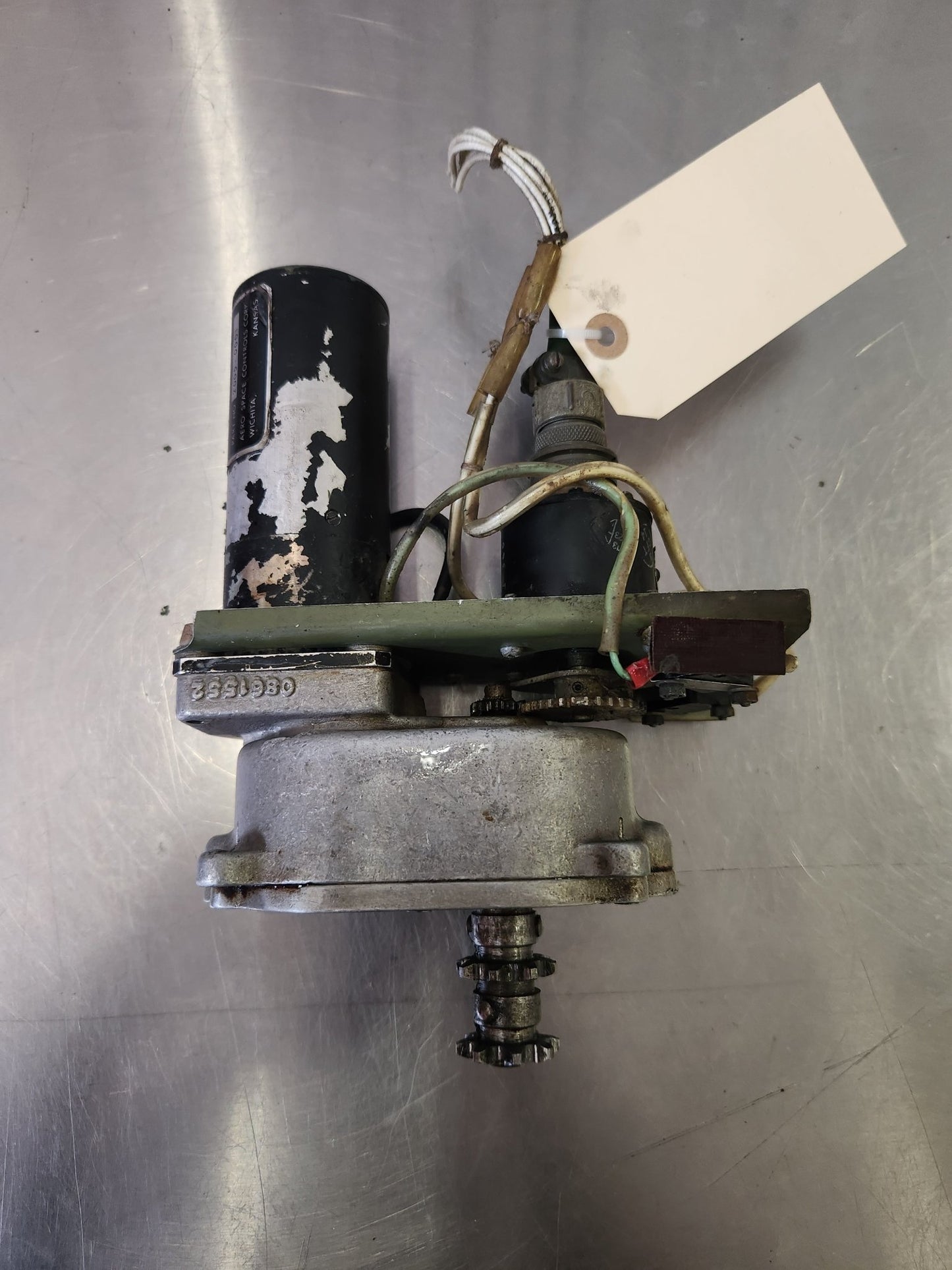 0861505 - 12, 2005 - 0001, 0813603 - 2 Cessna / Aero Space FLAP ACTUATOR ASSY W/ MOTOR AND POSITION TRANSMITTER 28 DC - 14 AMPS | FractionAIR Parts - Aircraft Parts & Accessories