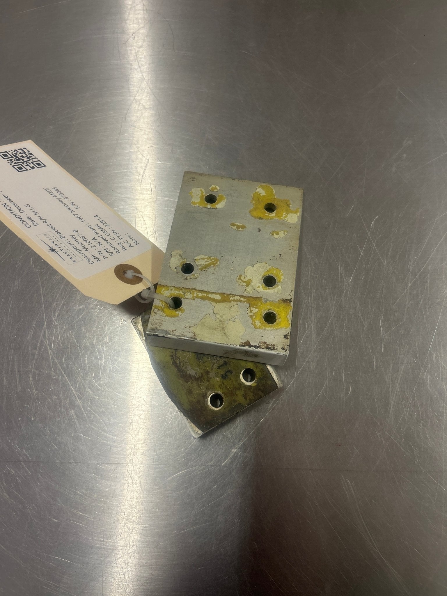 210067 - 8 Bracket R/H M.L.G | FractionAIR Parts - Aircraft Parts & Accessories